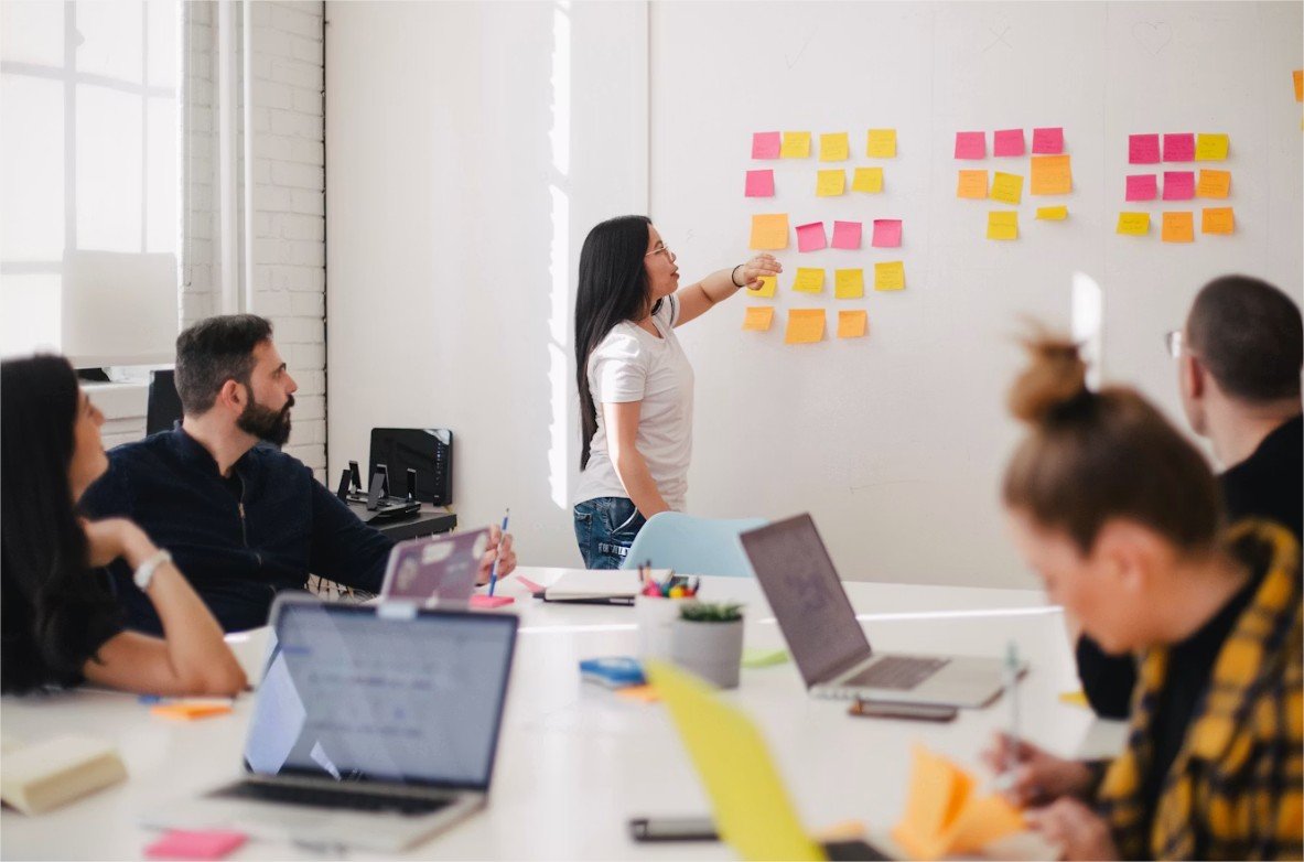 Equipo de marketing desarrollando una estrategia de contenidos