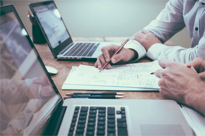 Profesionales investigando datos y estrategias